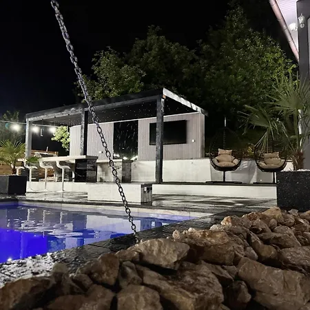 Elmo Oasis